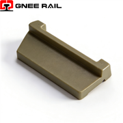 Рейковий ізолятор для системи залізничного кріплення